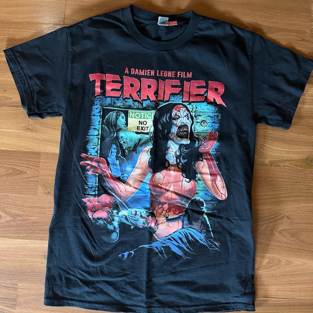 🆕 Hot Topic Terrifier Graphic Tee - Black and Red